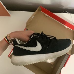 Nike Roshes Athletic Shoes